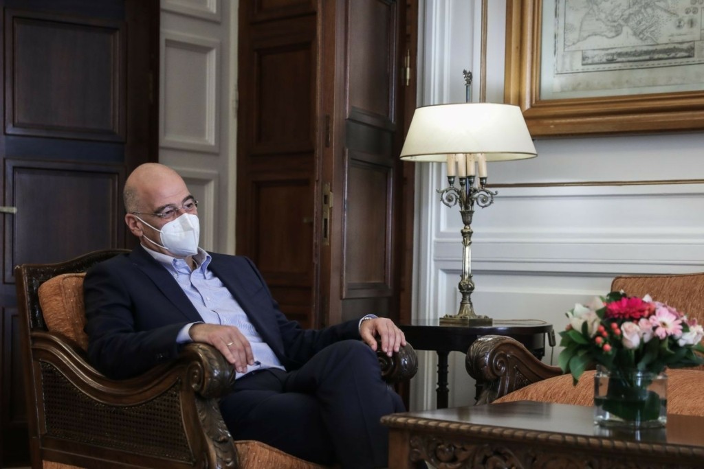 Ο Νίκος Δένδιας τιμά τα τέσσερα χρόνια από τον θάνατο του Κωνσταντίνου Μητσοτάκη (vid)