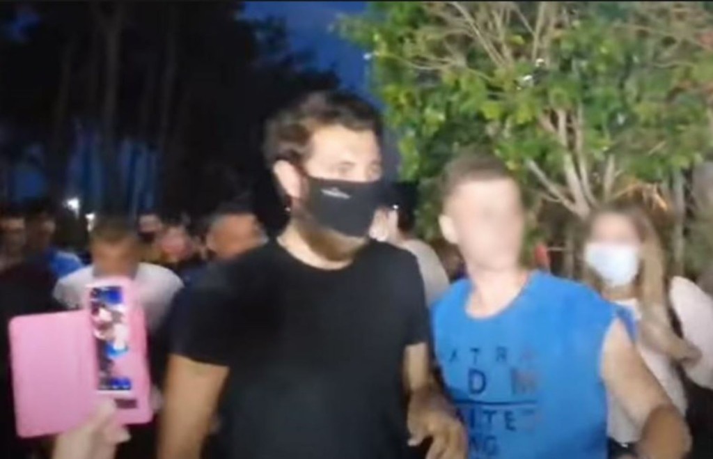 Πανζουρλισμός στο Ζευγολατιό με τον Νίκο Μπάρτζη – Τον υποδέχτηκαν με βεγγαλικά και πανό (vid)