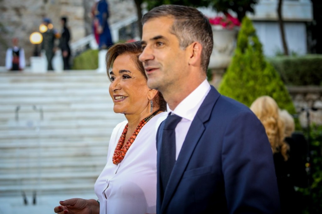Μπακογιάννης – “Ε βέβαια, ποτέ δεν ακούς τη μάνα που σε γέννησε”