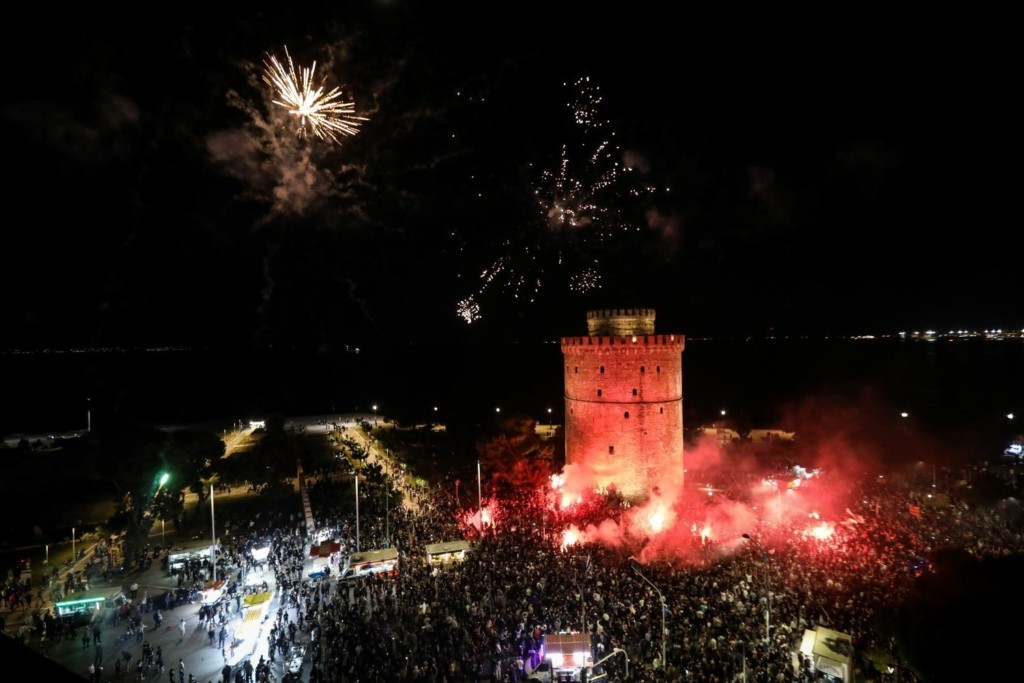 Oλονύχτιοι ξέφρενοι πανηγυρισμοί στην Θεσσαλονίκη για τον Κυπελλούχο ΠΑΟΚ (pics&vid)