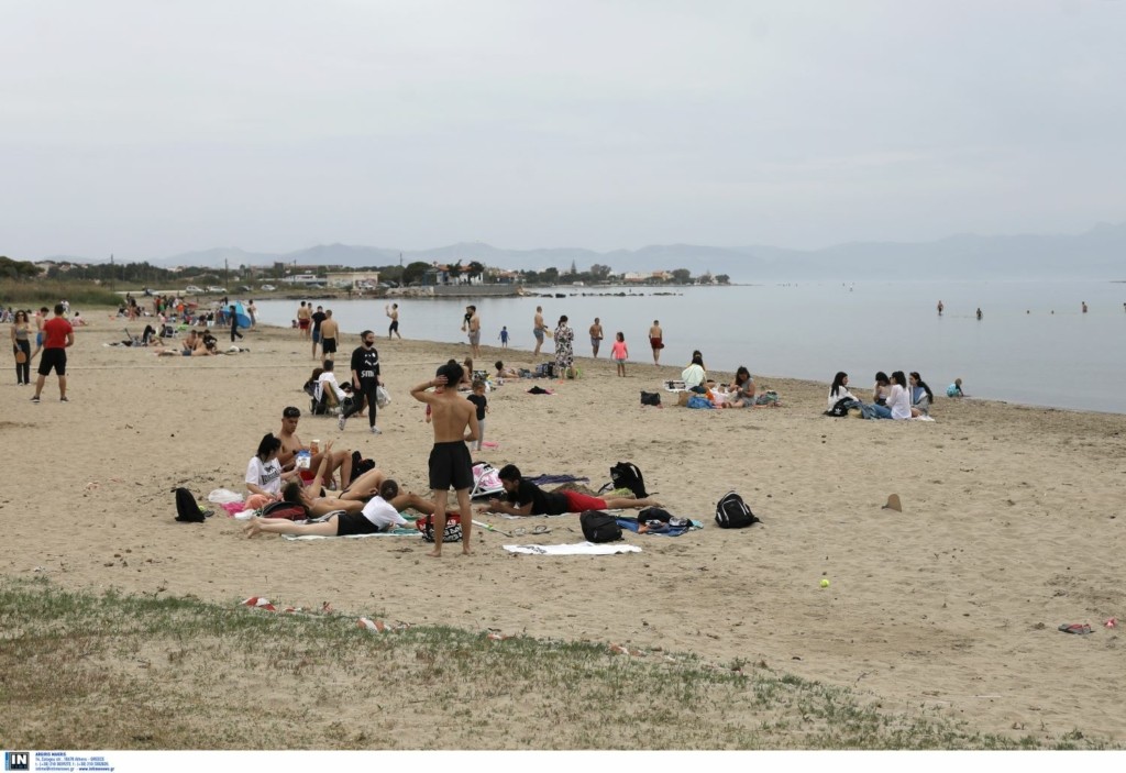 Βουτιά στην θάλασσα έκαναν οι Αθηναίοι λίγο πριν την Ανάσταση (pics)