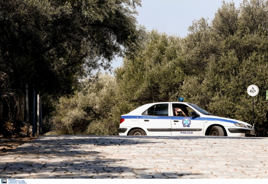 Ημίγυμνος άνδρας προκάλεσε πανικό έξω από σχολείο στην Πάτρα
