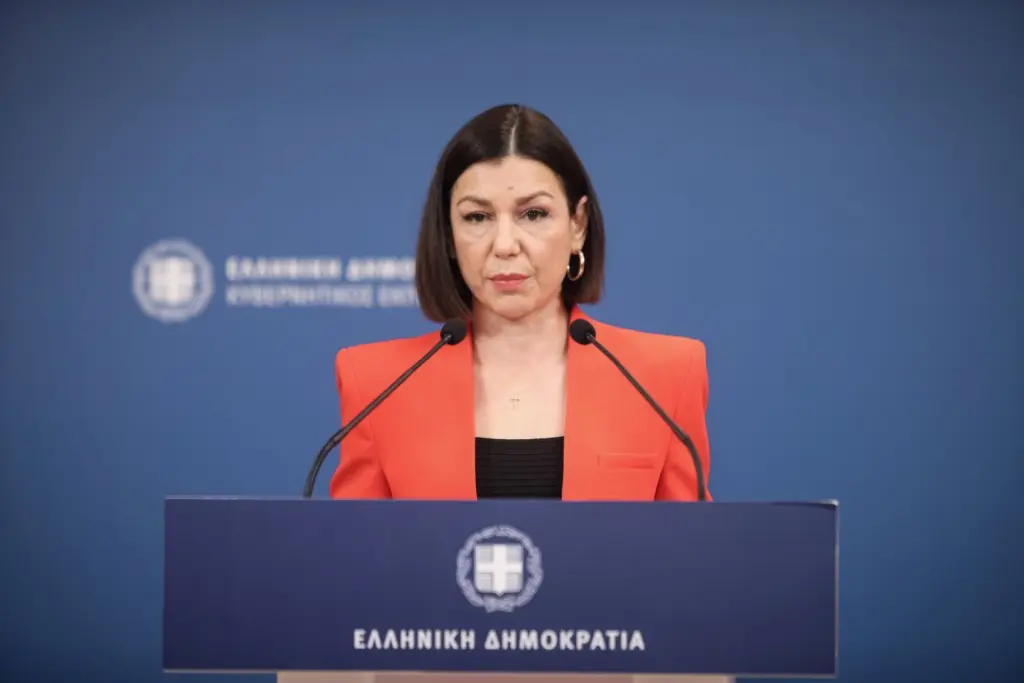 Δεν αποκλείεται να επιστρέψουν οι μάσκες στους εξωτερικούς χώρους – Tι είπε η Πελώνη