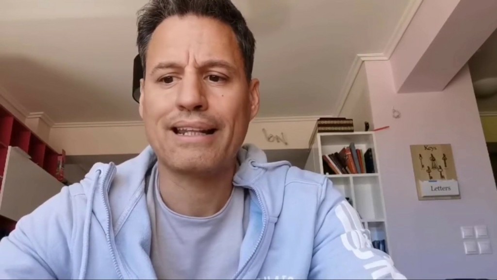 Ο Γρηγόρης Πετράκος ξαναχτυπά με νέο τραγούδι για τον κορονοϊό – “Οι ειδικοί σε κρατάνε φυλακή” (vid)