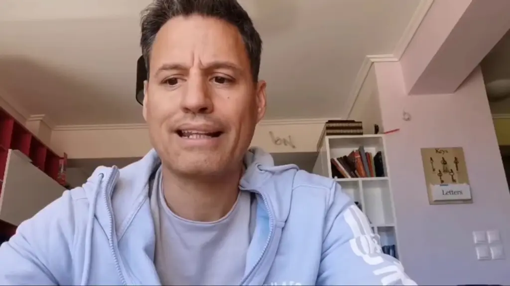 Ο Γρηγόρης Πετράκος ξαναχτυπά με νέο τραγούδι για τον κορονοϊό – “Οι ειδικοί σε κρατάνε φυλακή” (vid)