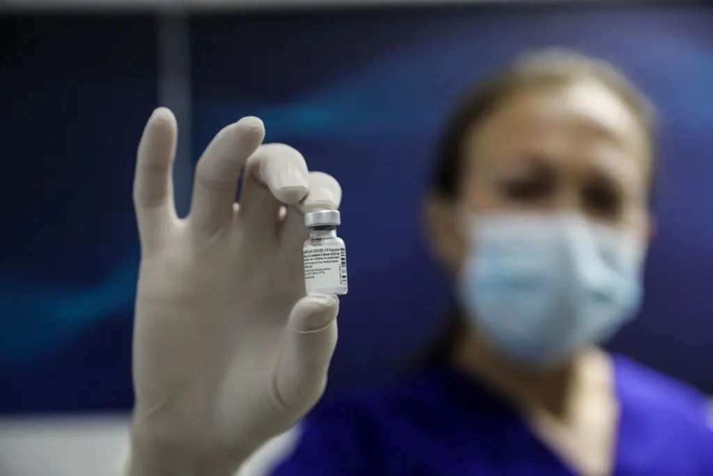 Ακριβαίνουν τα εμβόλια Pfizer και Moderna – Ποιες είναι οι νέες τιμές
