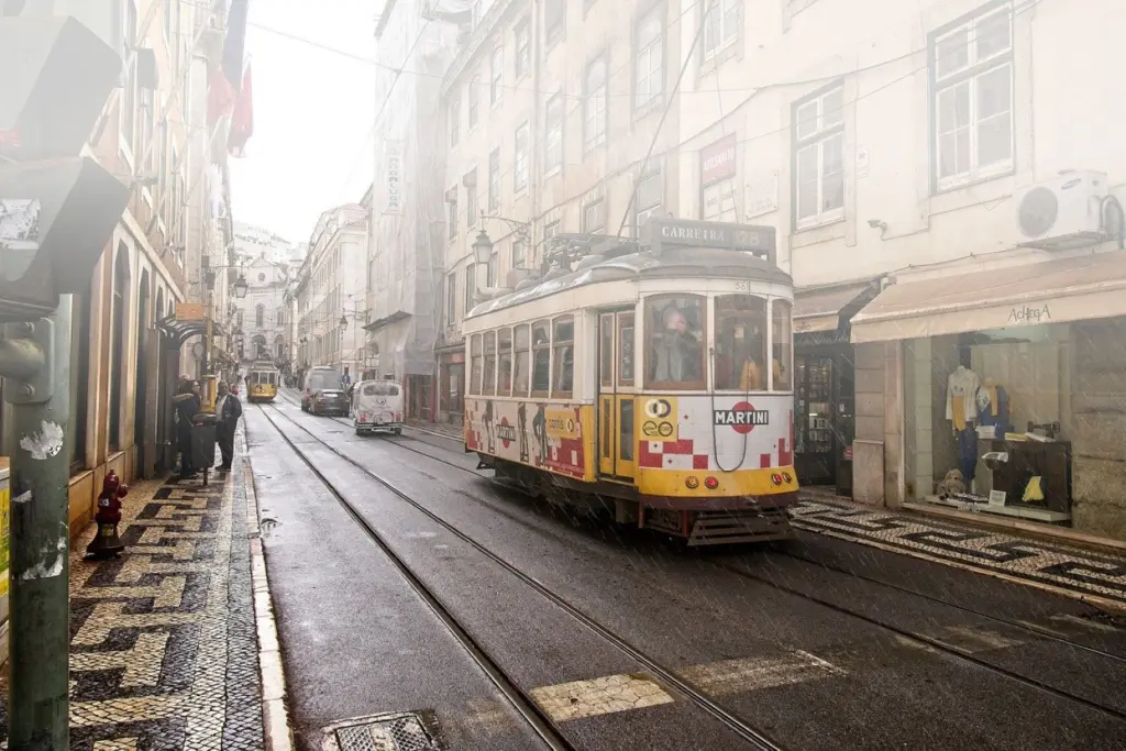 Επιταχύνονται οι εμβολιασμοί στην Πορτογαλία για να επιβραδύνουν την αύξηση των κρουσμάτων