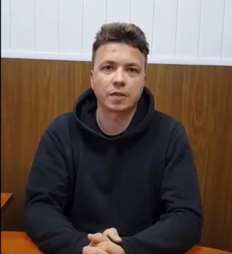 Το πρώτο μήνυμα του Roman Protasevich από τη φυλακή και η ομολογία  (vid)