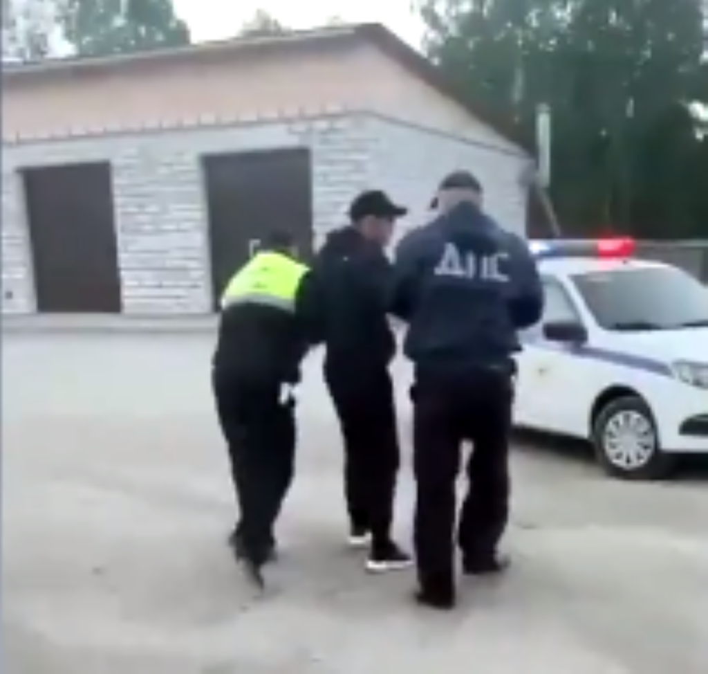 Αστυνομικός πυροβόλησε εξ επαφής 19χρονο όταν πήγε να τον συλλάβει – ΠΡΟΣΟΧΗ ΣΚΛΗΡΟ ΒΙΝΤΕΟ