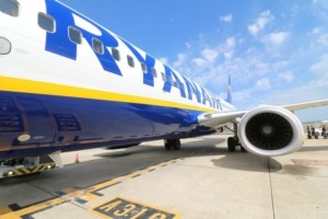 Ryanair: Ανακοίνωσε την παύση της λειτουργίας της βάσης της στην Θεσσαλονίκη – Χάνονται πάνω από 700.000 επιβατικές θέσεις