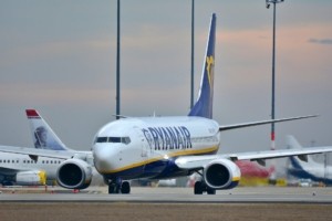 Ryanair: Νέα πυρά κατά της Fraport Greece – «Η αύξηση 66% στα τέλη μας οδήγησε στο κλείσιμο βάσης στη Θεσσαλονίκη»