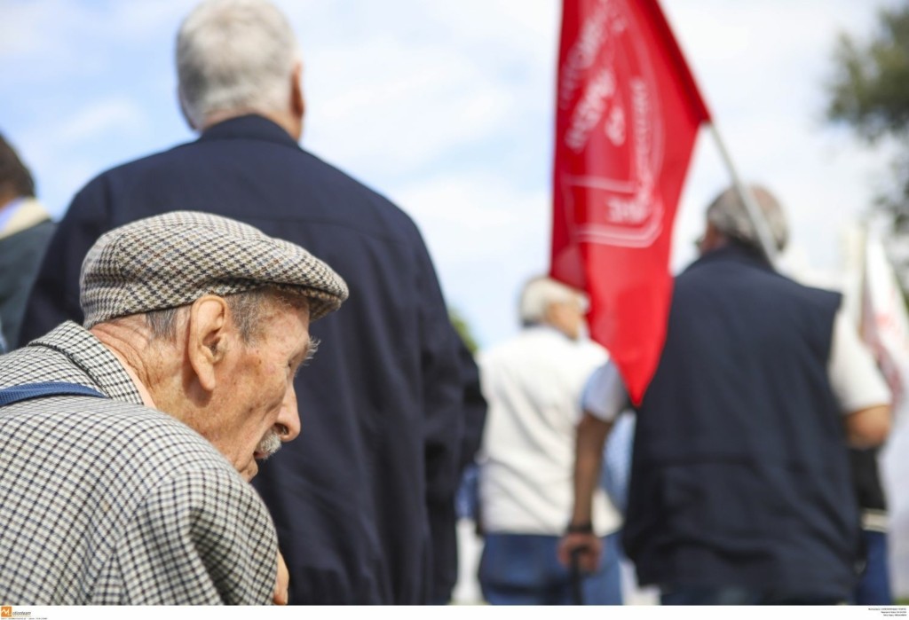 Αναστολή στις μειώσεις των συντάξεων χηρείας για έναν μήνα