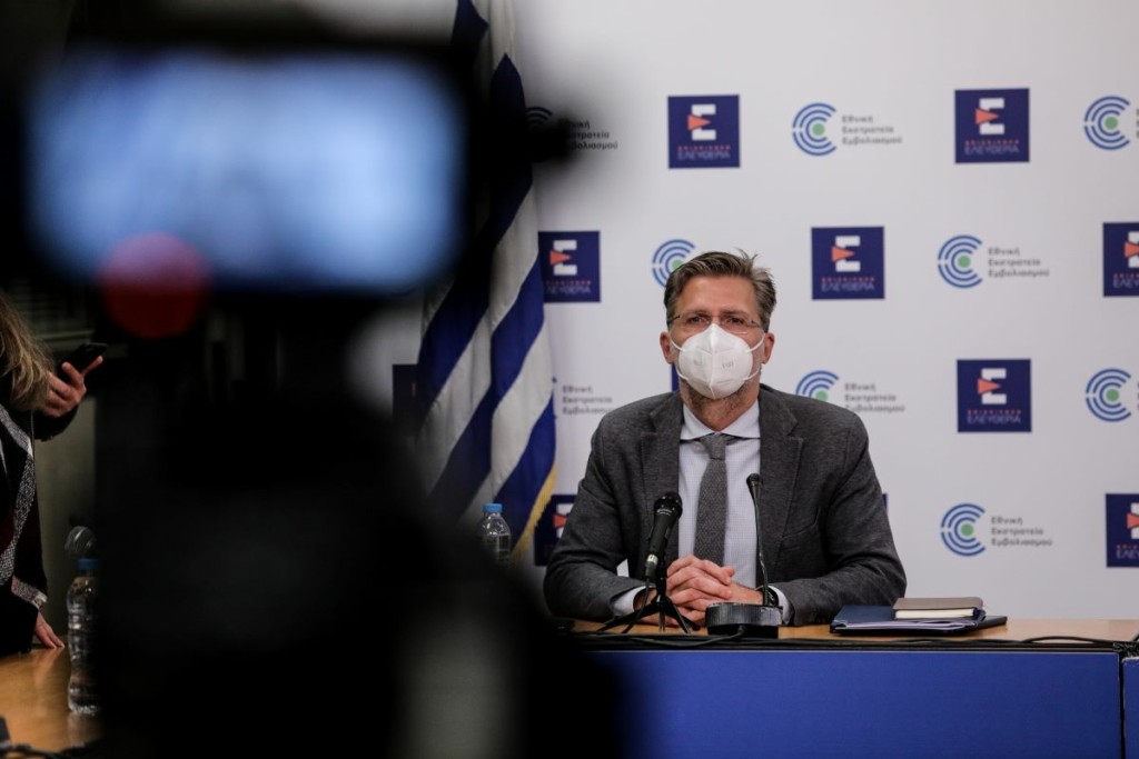 Εκτίναξη της οικονομίας βλέπει ο Σκέρτσος – “Οι ανεμβολίαστοι θα στερηθούν τις χαρές της ζωής”