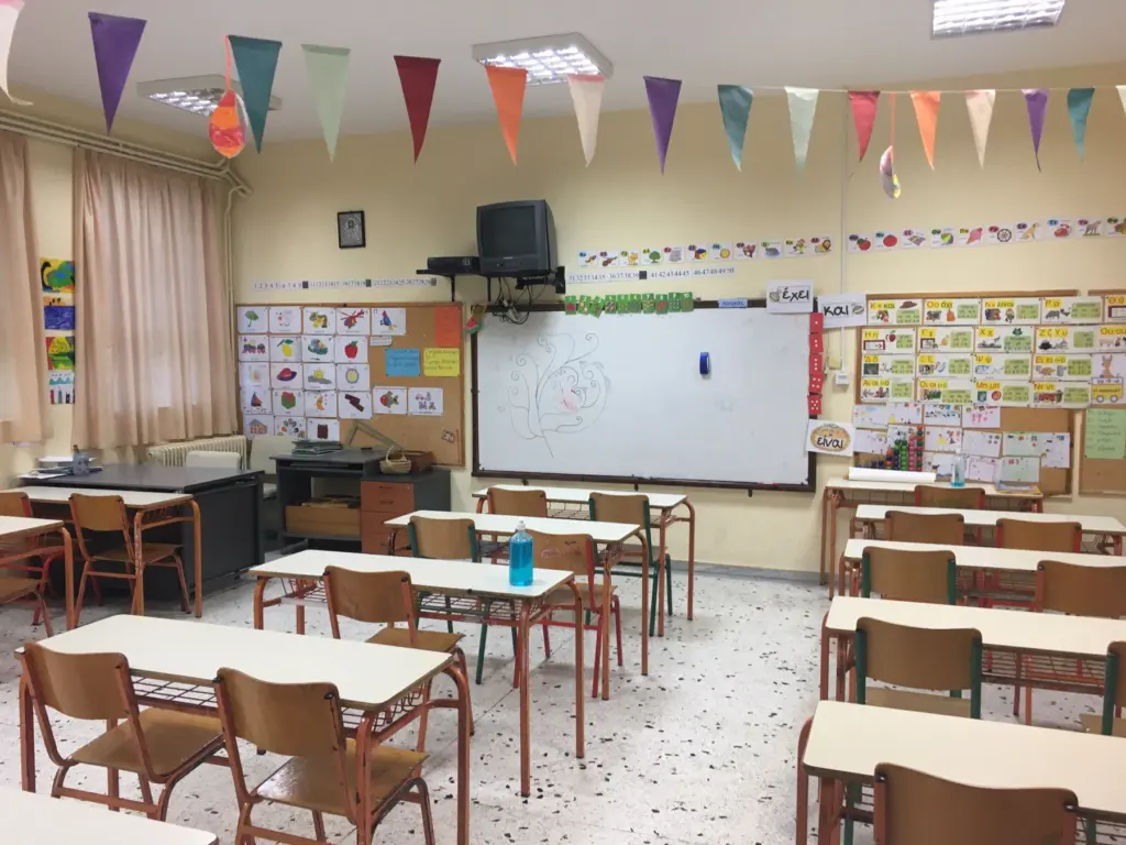 Θέλει να πηγαίνει σχολείο και οι αρνητές γονείς δεν τον αφήνουν