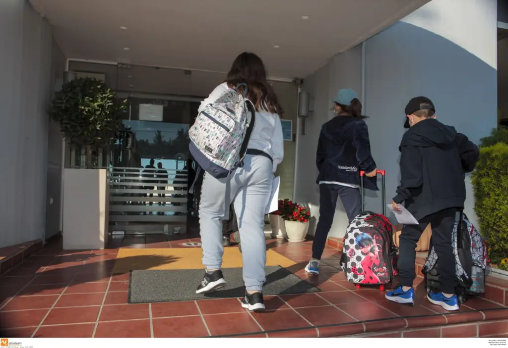 Μητέρα μήνυσε για “έσχατη προδοσία και βασανισμό” διευθυντή που δεν άφησε το παιδί της να μπει στο σχολείο