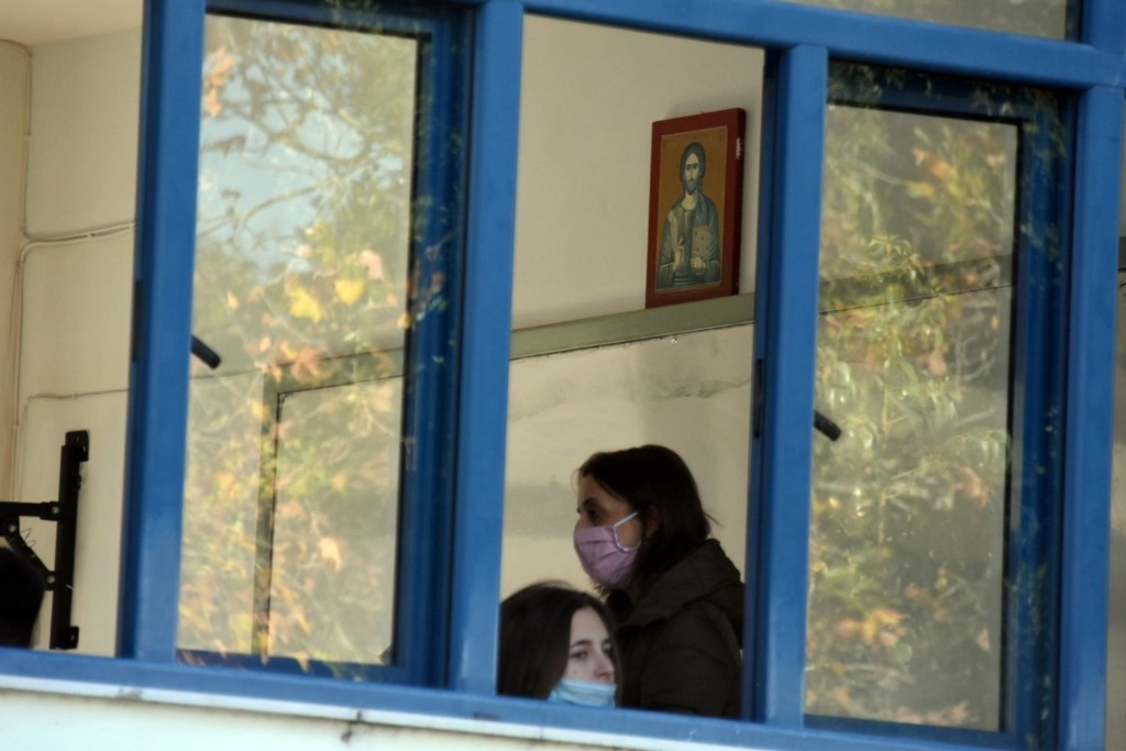 Καθηγητής “έσκασε μύτη” στο σχολείο χωρίς self test και συνελήφθη
