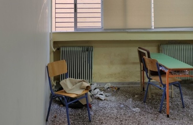 Εικόνες ντροπής σε σχολείο στην Πεντέλη – Πήγαν για μάθημα και βρήκαν αβγά και σκουπίδια (pics)