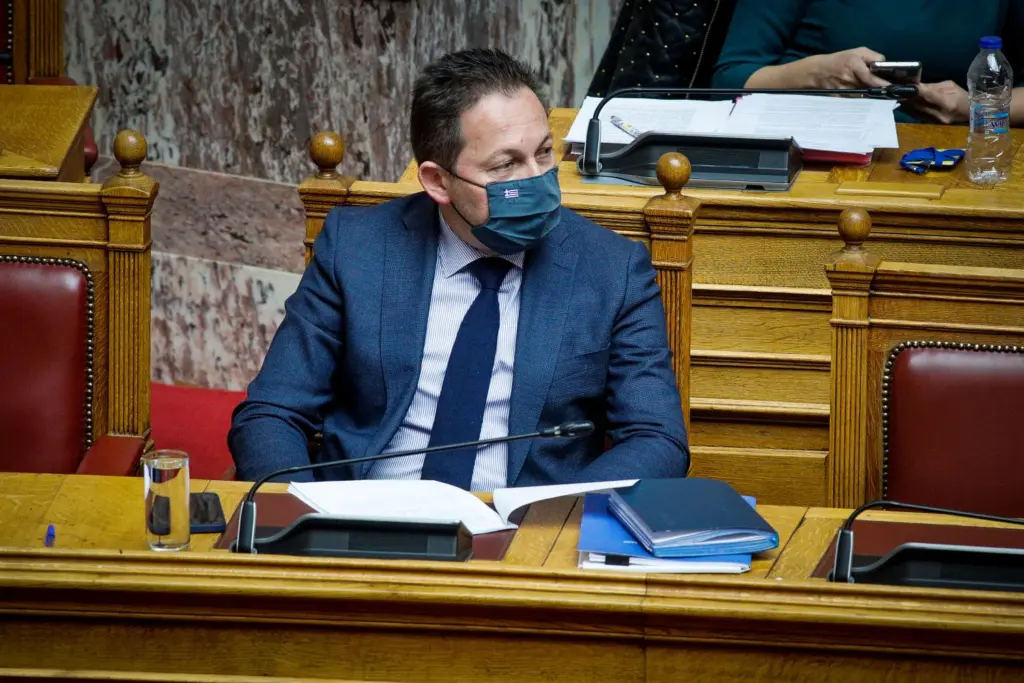 Στέλιος Πέτσας – Όσο δεν υπάρχουν διαθέσιμα εμβόλια δεν θα υπάρχουν και προνόμια (vid)