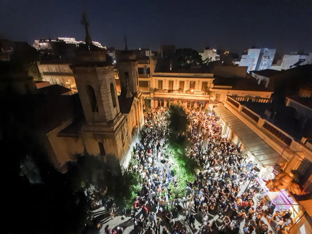 Διαμαρτυρία με παραδοσιακό γλέντι έξω από το σφραγισμένο θέατρο “Εμπρός” (pic)