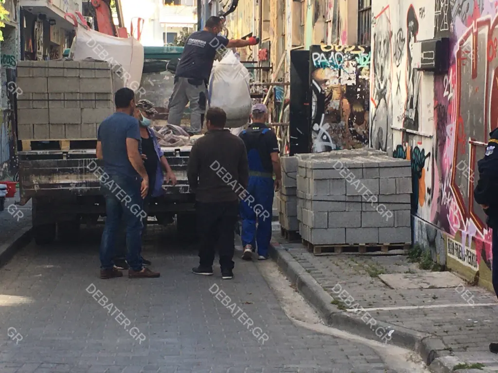 Με τσιμεντόλιθους σφραγίζουν το θέατρο “Εμπρός” (pics&vid)