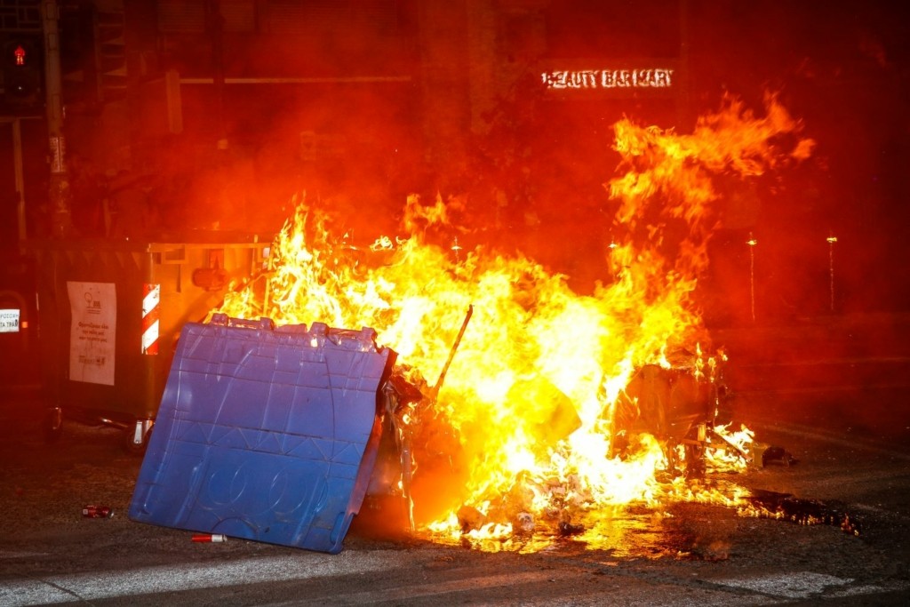 Εμπρησμοί σε κάδους στη Θεσσαλονίκη τα ξημερώματα