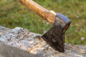 Σοκ στη Λάρισα με 37χρονο που κυνηγούσε 41χρονη με τσεκούρι – Είχε οικονομικές διαφορές με τον σύζυγο της