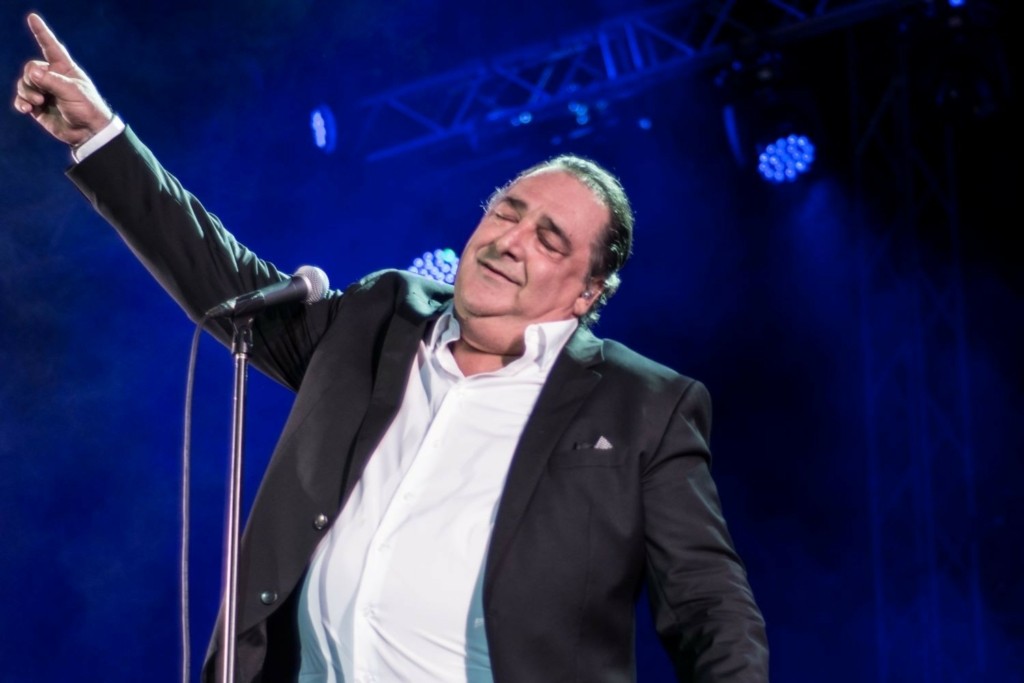 Ο “Άρχοντας της καψούρας”, Βασίλης Καρράς εξομολογείται -“Μας έπιασε η αστυνομία με τον αδερφό μου να κολλάμε αφίσες” (vid)
