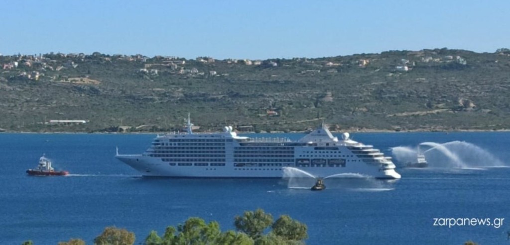 Εντυπωσιακές εικόνες από το “Silver Moon” που αρμενίζει στις ελληνικές θάλασσες