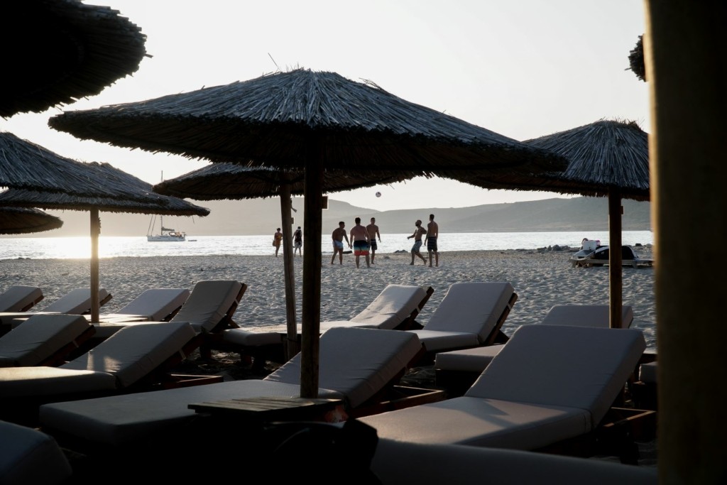 Η μάχη της ξαπλώστρας ξεκίνησε – Ρεζερβέ από τώρα για τα beach bar της Επανομής