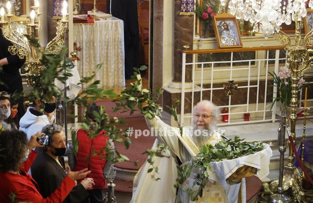 Σείστηκε η Χίος στην πρώτη Ανάσταση – Ο παπά Γουρλής έκλεψε την παράσταση (pics&vid)