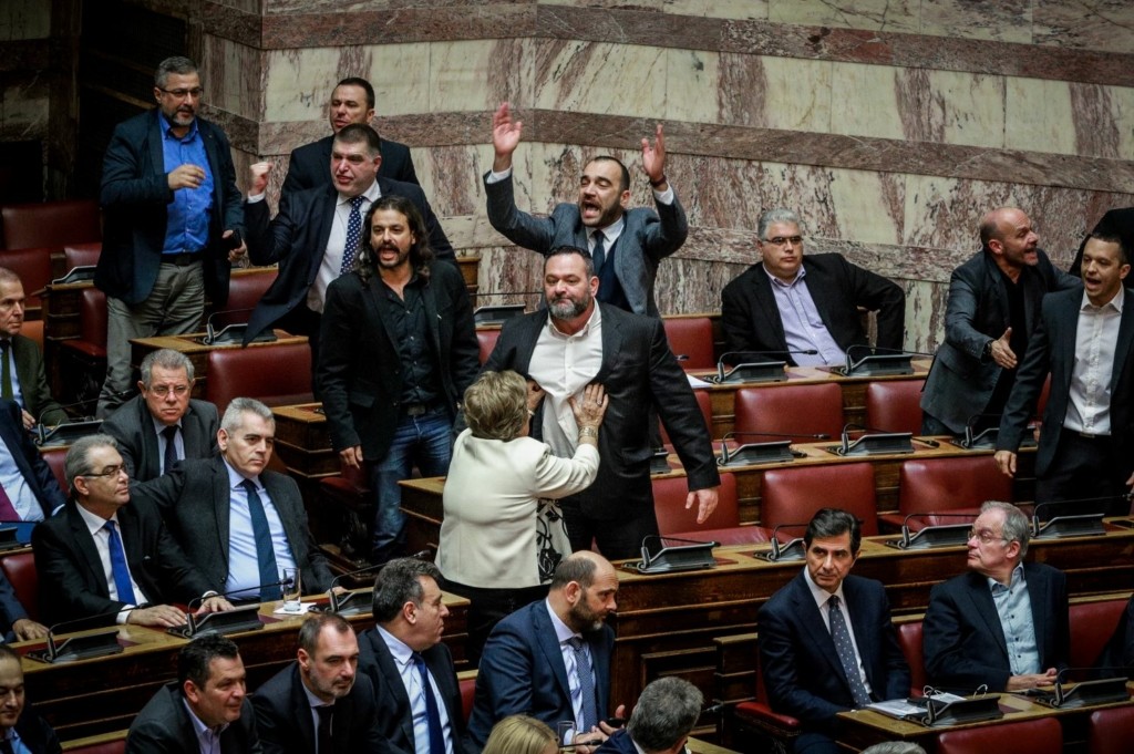 Αυστηροί περιορισμοί και απαγορεύσεις έρχονται στην Βουλή για τα μέλη της Χρυσής Αυγής