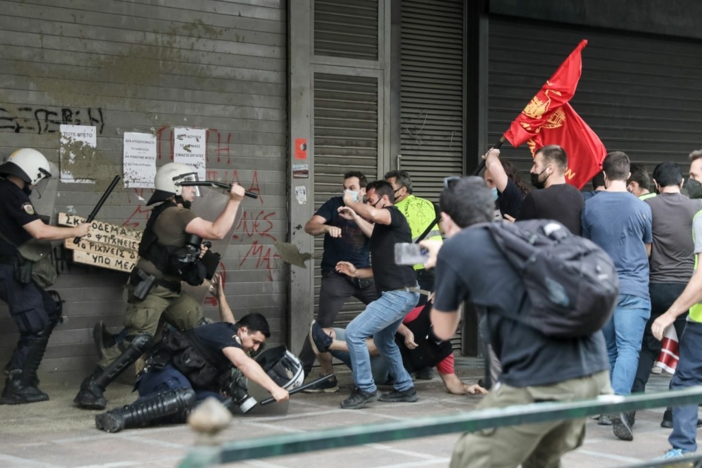 Άγριο ξύλο έξω από το υπουργείο Εργασίας – Οικοδόμοι προσπάθησαν να “χτίσουν” την είσοδο (pics)