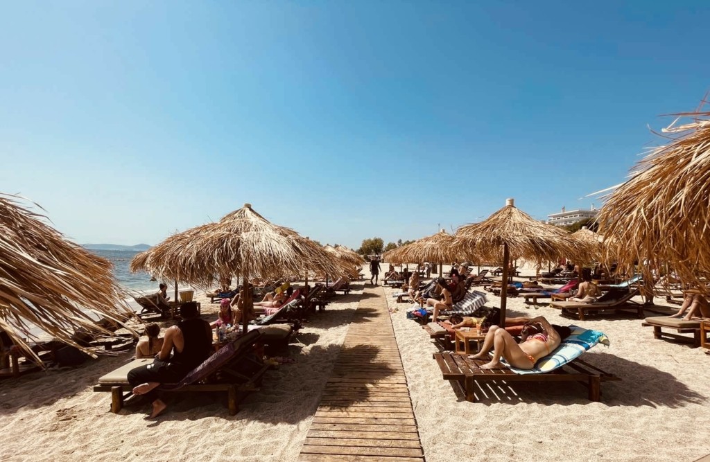 Ξαπλώστρα ούτε για… δείγμα στις παραλίες της Αττικής (pics&vid)