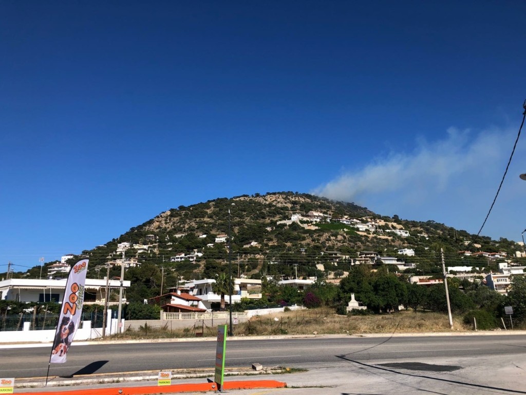 Πυρκαγιά ξέσπασε στο Κορωπί (vid)