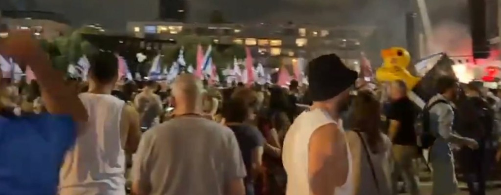 “Τρελοί” πανηγυρισμοί στο Ισραήλ για το τέλος του Νετανιάχου (vids)