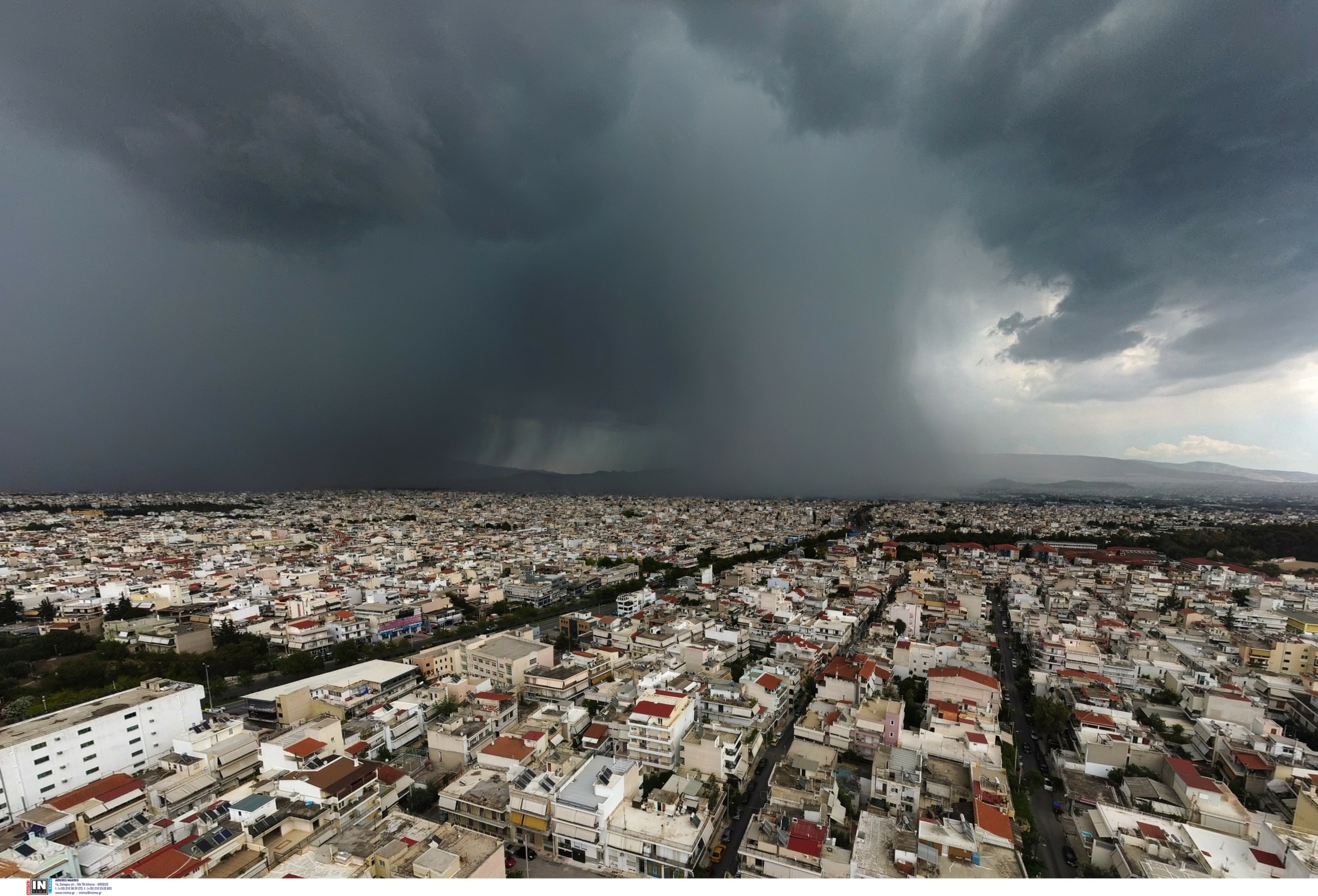 “Άνοιξαν” οι ουρανοί στην Αθήνα – Χάος στους δρόμους από την καταιγίδα (pics&vid)