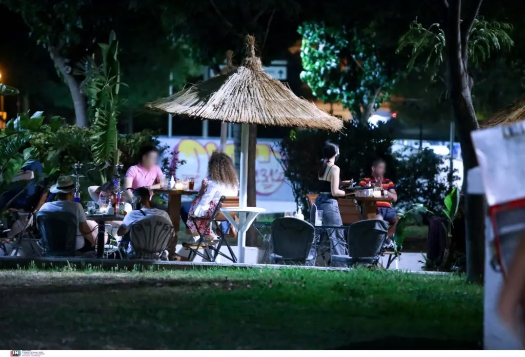 Έρχονται τα προνόμια για τους εμβολιασμένους – Εστίαση, θεάματα και γήπεδα τα κίνητρα