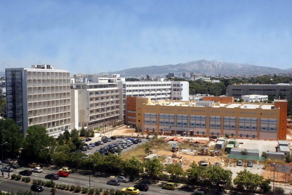 Δωρεά φορητού αναπνευστήρα στο 401 ΓΣΝ από τον Σύνδεσμο Συνταξιούχων Διπλωματικών Υπαλλήλων