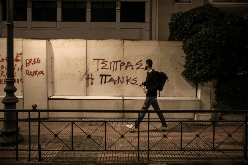 Ο Τσίπρας αφήνει τη Βουλή και κατεβαίνει (ξανά) στους δρόμους!