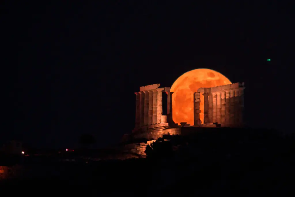 Την Πέμπτη η τελευταία υπερπανσέληνος του χρόνου – Είναι γνωστή ως το “φεγγάρι της Φράουλας” (pics)