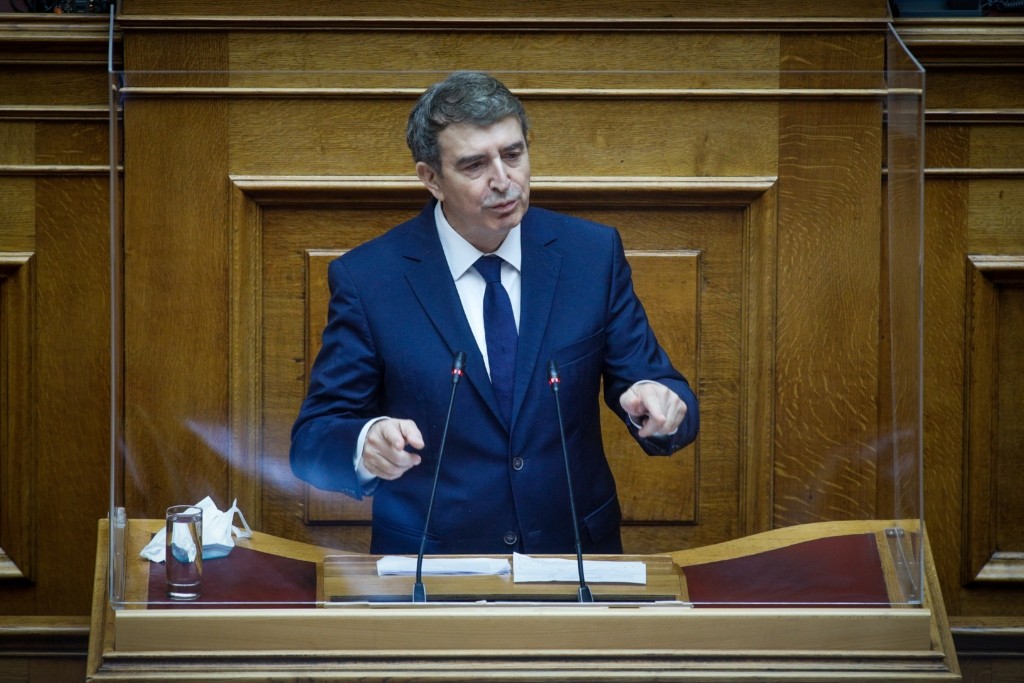Ο Μιχάλης Χρυσοχοΐδης “βλέπει” μείωση της εγκληματικότητας παρά τα συμβόλαια θανάτου