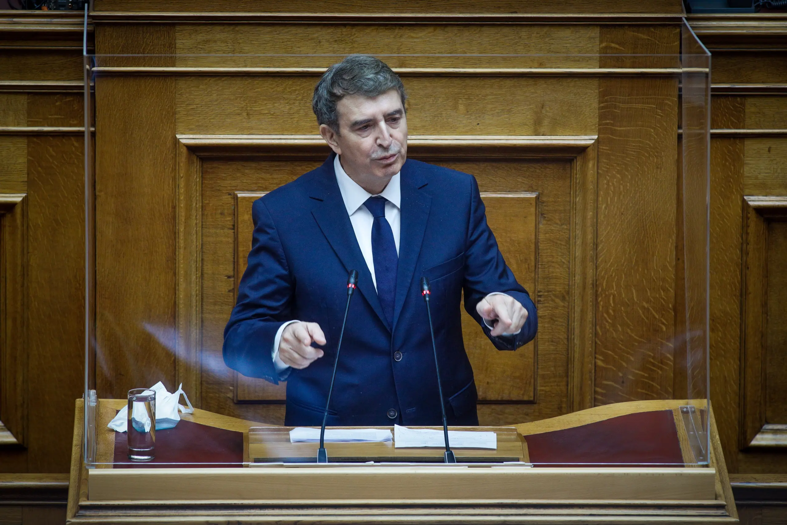 Ο Μιχάλης Χρυσοχοΐδης “βλέπει” μείωση της εγκληματικότητας παρά τα συμβόλαια θανάτου