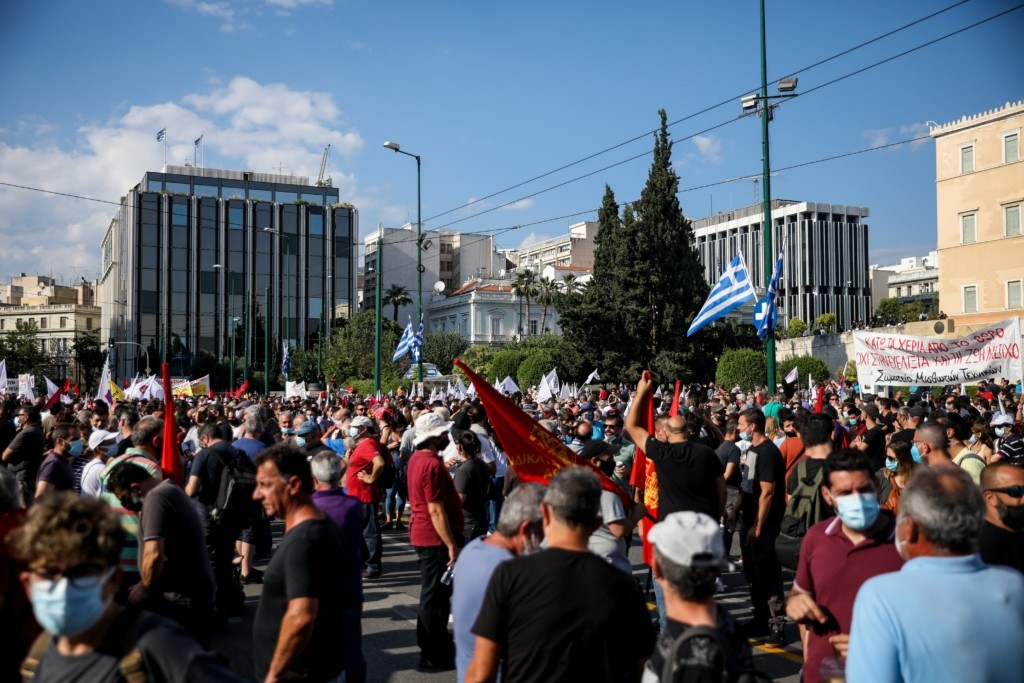 Συλλαλητήριο έξω από τη Βουλή για το εργασιακό νομοσχέδιο (pics)