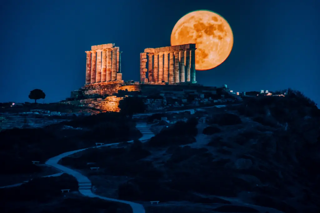 Fly me to the moon… Έλαμψε στον ουρανό η “υπερπανσέληνος της Φράουλας” (pics)