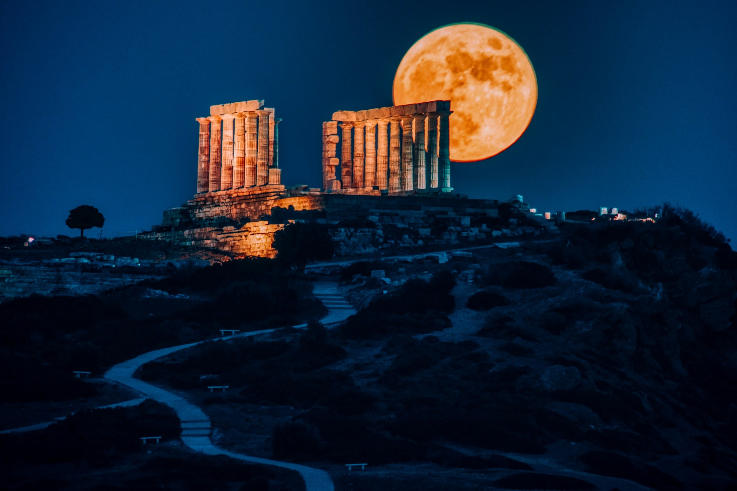 Fly me to the moon… Έλαμψε στον ουρανό η “υπερπανσέληνος της Φράουλας” (pics)