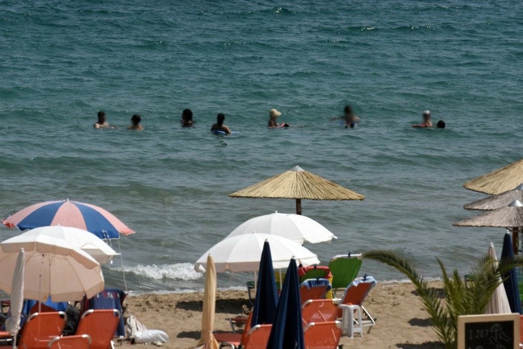 Διευκρινίσεις του υπουργείου Υγείας σχετικά με τους εμβολιασμούς σε πλαζ και πλατείες