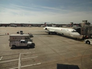 Delta Air Lines: Έκτακτη προσγείωση στο Πόρτο λόγω καπνού στην καμπίνα – 14 επιβάτες χρειάστηκαν βοήθεια