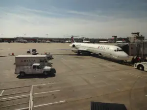 Delta Air Lines: Έκτακτη προσγείωση στο Πόρτο λόγω καπνού στην καμπίνα – 14 επιβάτες χρειάστηκαν βοήθεια