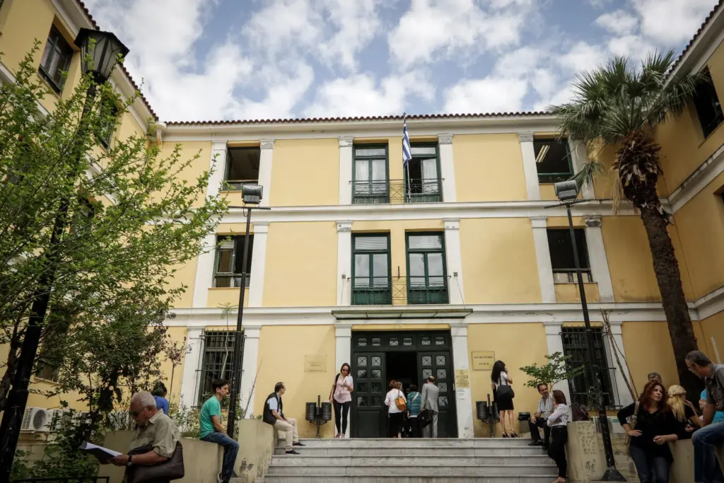 Παρέμβαση Εισαγγελέα για τον “θεματοφύλακα” ελεγκτή σε ΚΕΠ στη Θεσσαλονίκη