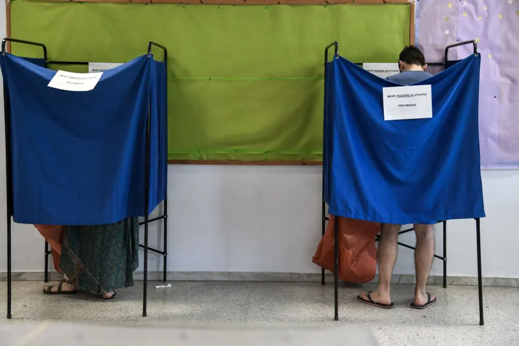 Δημοσκόπηση ανατροπή – Μονοψήφια η διαφορά ανάμεσα σε ΝΔ και ΣΥΡΙΖΑ και η εκτόξευση του ΚΙΝΑΛ
